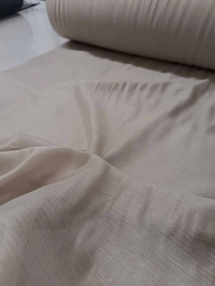 Beyaz duvarlar ve ahşap mobilyalarla kombinlenmiş, sade ve minimalist Vanti krem rengi tül perde.