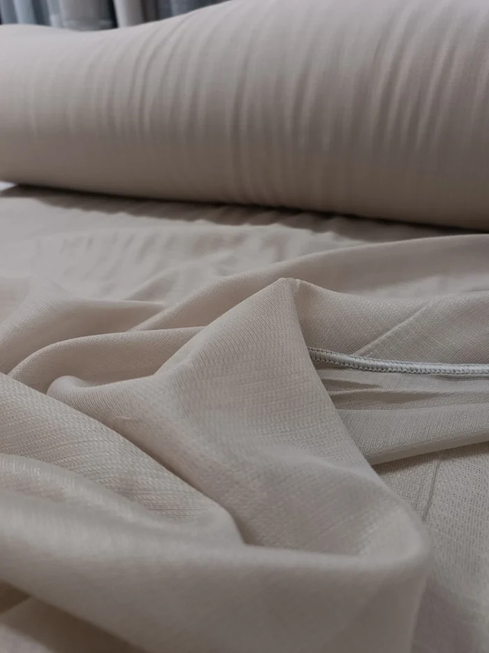 Yıkama sonrası asıldığında kırışıklık göstermeyen, ütü gerektirmeyen Vanti bej krem tül perde modeli