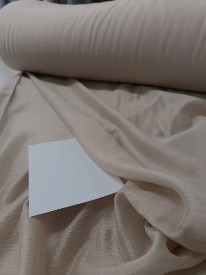 Standart kornişe uyumlu, düz pileli dikime sahip Vanti krem rengi tül perdenin üst dikiş detayları