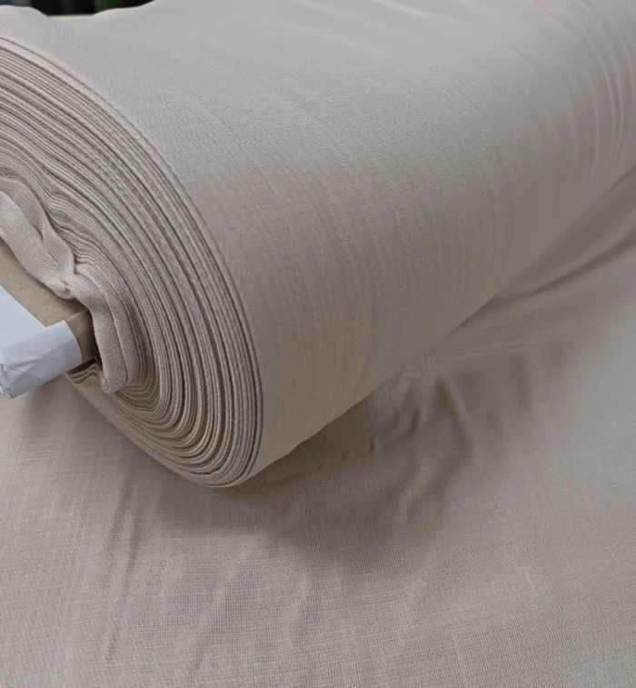 Çalışma odası veya ofis dekorasyonuna uygun, profesyonel ve sade görünümlü krem rengi vanti tül perde