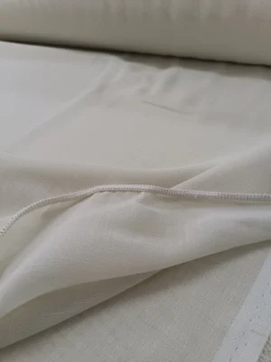 Nepal serisi keten perdenin gözenekli ve hasır efektli kumaş dokusunun detaylı görünümü.