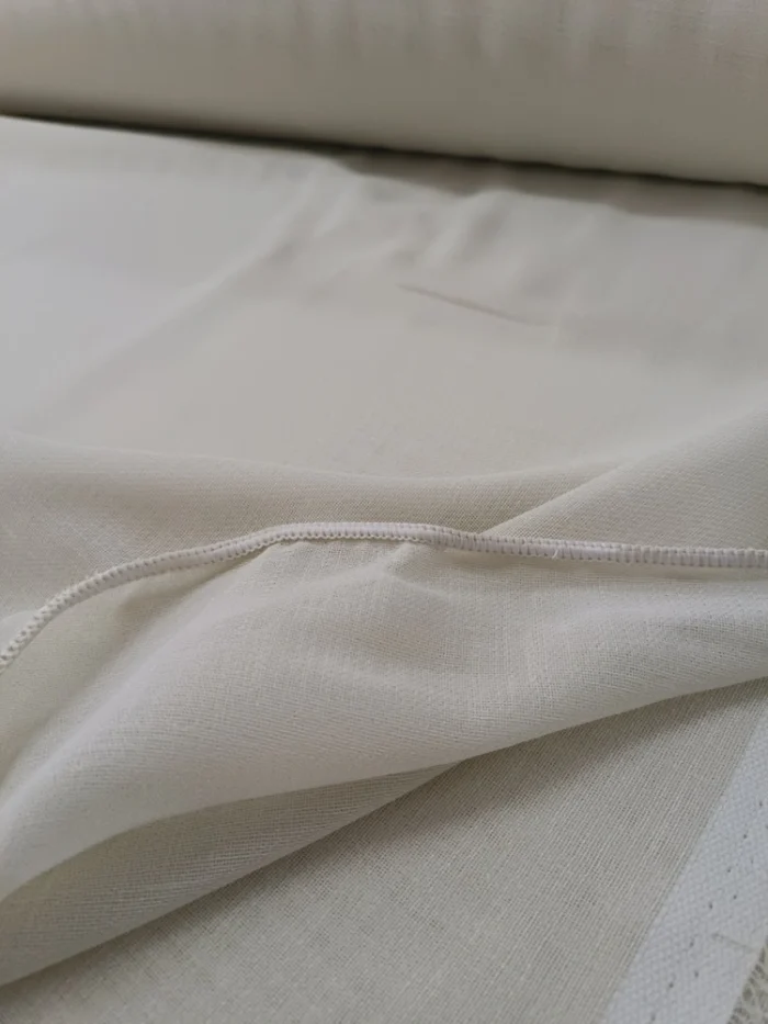 Nepal serisi keten perdenin gözenekli ve hasır efektli kumaş dokusunun detaylı görünümü.