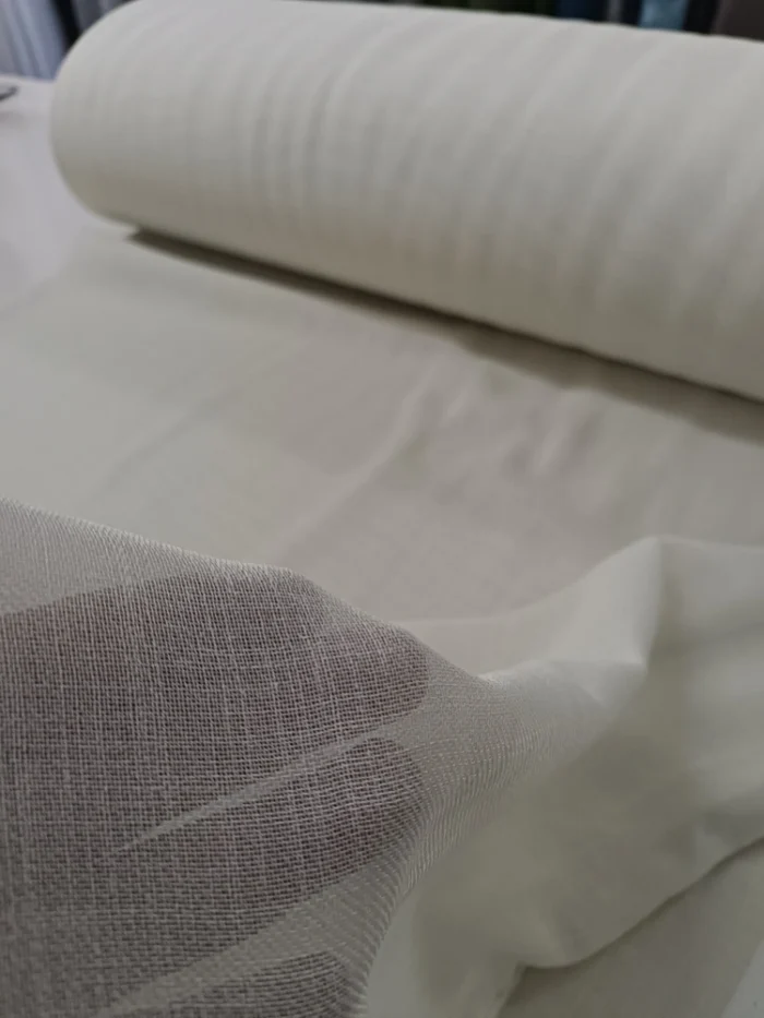 Minimalist İskandinav tarzı bir odada gün ışığını süzmesi için kullanılan keten perde.