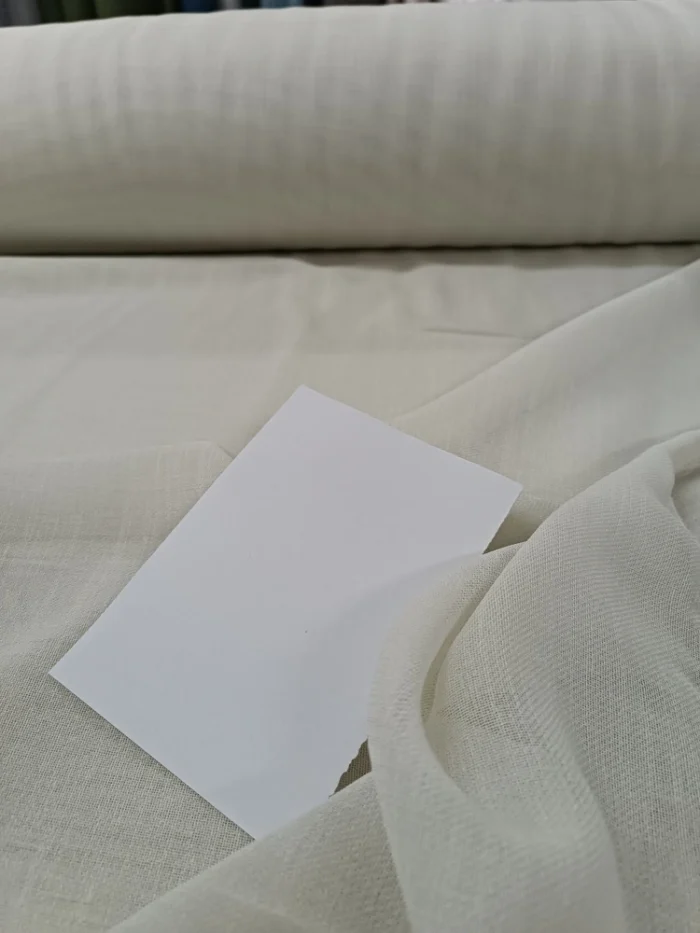 Sentetikten uzak, keten dokulu Nepal modelinin pencerelerdeki dökümlü hali.