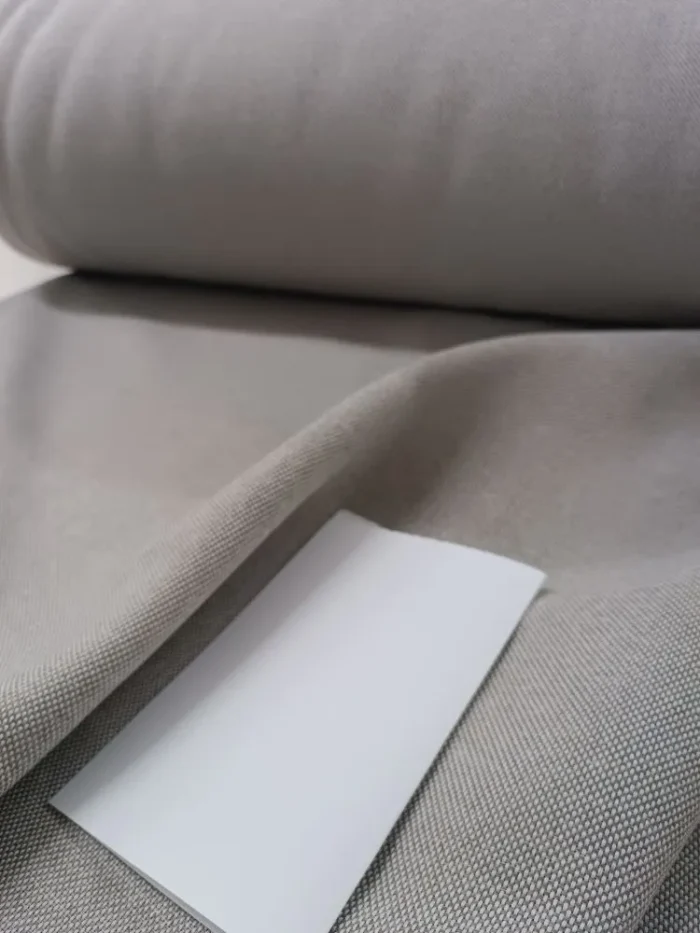 Modern salon dekorasyonu için gri hasır fon perde