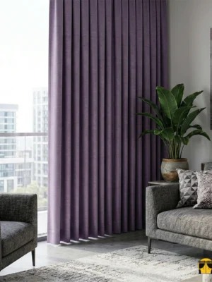 Modern bir yatak odasında, gün ışığını tamamen bloke eden ve mistik bir derinlik yaratan tok dökümlü patlıcan moru blackout fon perde