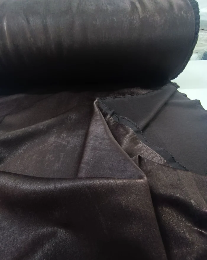 Kahverengi kadife görünümlü fon perde ile oturma odası tasarımı