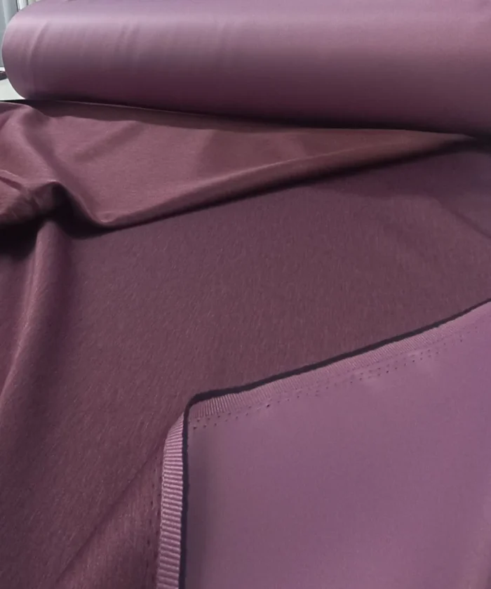 Modern salon dekorasyonu mürdüm moru blackout perde kombinleri