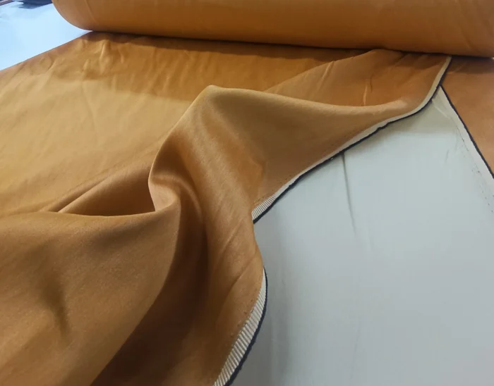 Enerji veren turuncu karartma fon perde ile uyku konforu