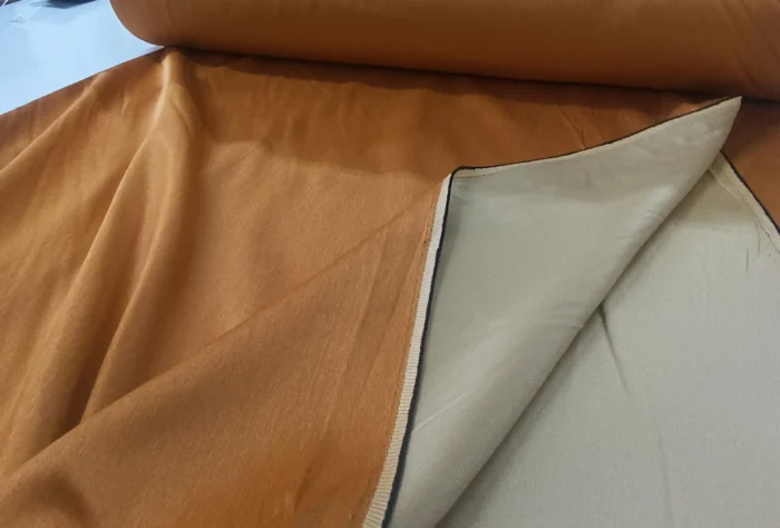 Isı yalıtımlı turuncu blackout perde ile kışın sıcak yazın serin odalar