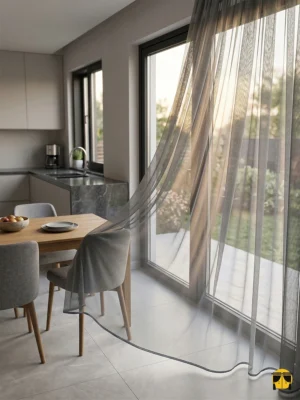 Antrasit dolaplar ve mermer tezgahla uyum sağlayan, dökümlü yapısı sayesinde mutfağa ferah bir derinlik katan gri keten tül perde tasarım