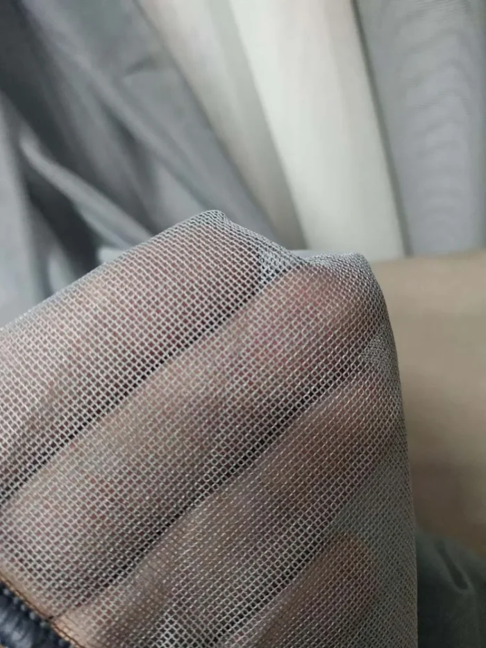 Modern bir mutfakta, gün ışığını yumuşatan ve yemek kokularını hapsetmeyen gözenekli yapıya sahip kaliteli gri tül perde sergisi