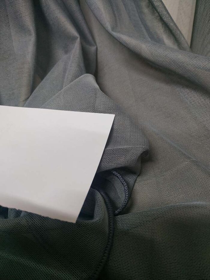 Gri keten mutfak tül perdesinin doğal gözenekleri arasından süzülen güneş ışığının, mutfakta yarattığı modern, gümüşi ve huzurlu aydınlık