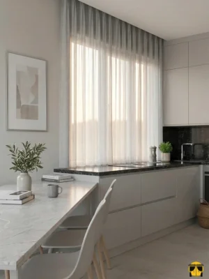 Açık gri keten mutfak tül perdesinin doğal gözenekleri arasından süzülen güneş ışığının, mutfakta yarattığı modern, gümüşi ve huzurlu aydınlık