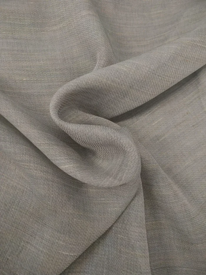 Ağır dökümü sayesinde rüzgarda zarifçe süzülen, leke gizleyen tonuyla mutfaklar için ideal açık gri keten perde detayı