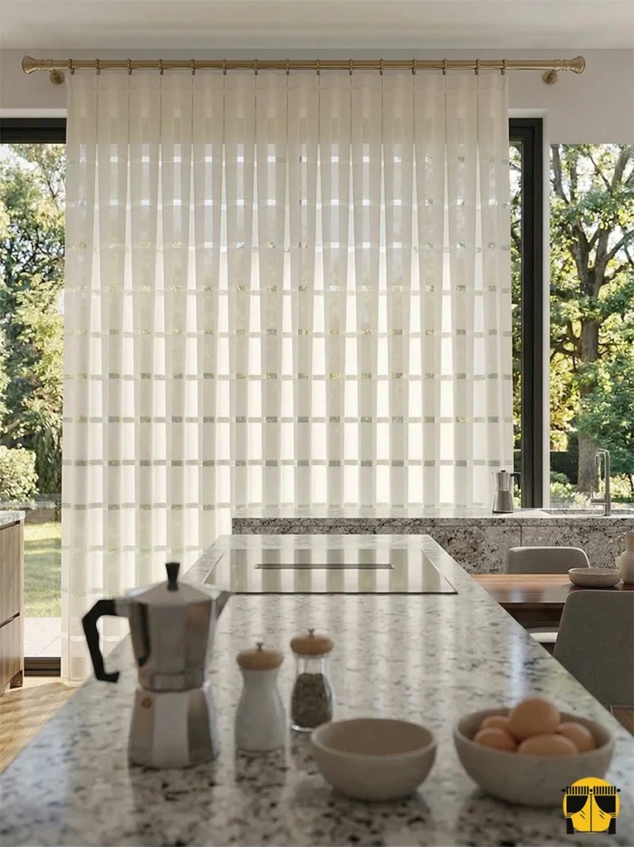 Mutfağın havasını tazeleyen, yemek kokusu hapsetmeyen ve ütü gerektirmeyen şeritli krem keten perde detayı