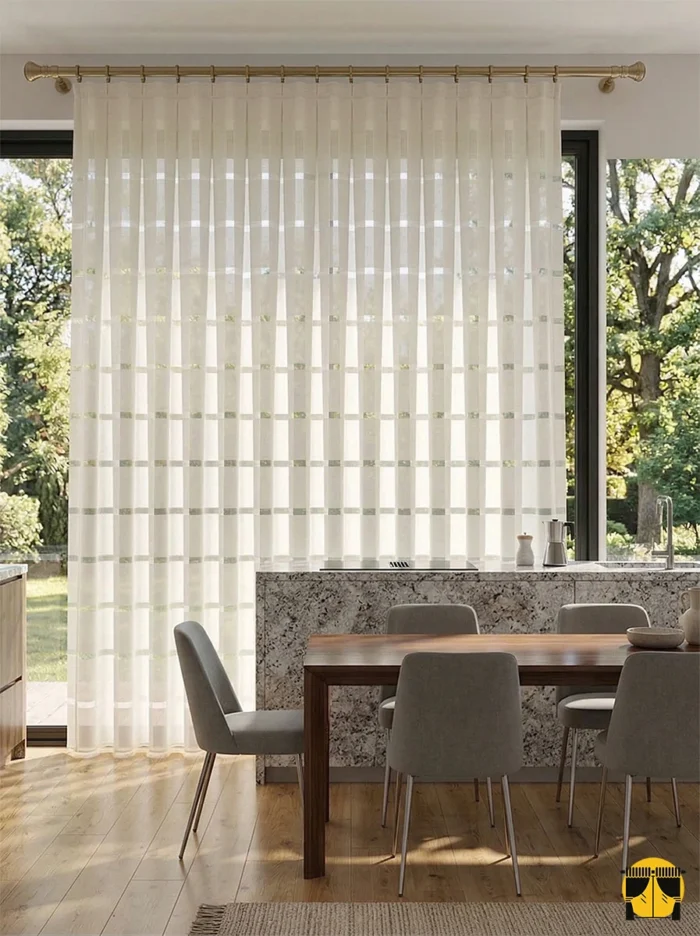 Mutfağınıza doğal bir dokunuş ekleyin! Line Şeritli Krem Keten Tül Perde, dikey çizgileri ve ferah dokusuyla mutfağınızı ısıtır. Ütü istemeyen modern yapıyı keşfedin