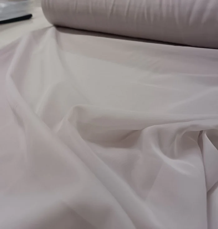 Ağır dökümü sayesinde rüzgarda zarifçe süzülen, ütü gerektirmeyen ve modern bir zarafet sunan kaliteli açık lila mutfak tül perde detayı