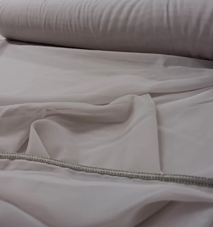 Modern bir mutfakta, gün ışığını yumuşatarak içeri alan ve her tarza bahar tazeliği katan kaliteli dökümlü lila tül perde sergisi