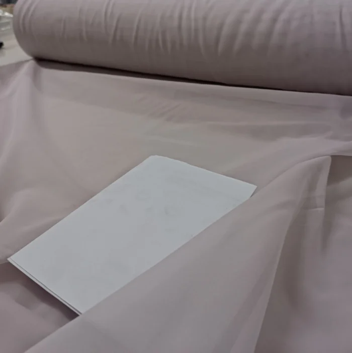 Beyaz mutfak dolapları ve gri tezgahla uyum sağlayan, pencerelere modern bir renk dokunuşu ve ferahlık katan açık lila tül perde tasarımı