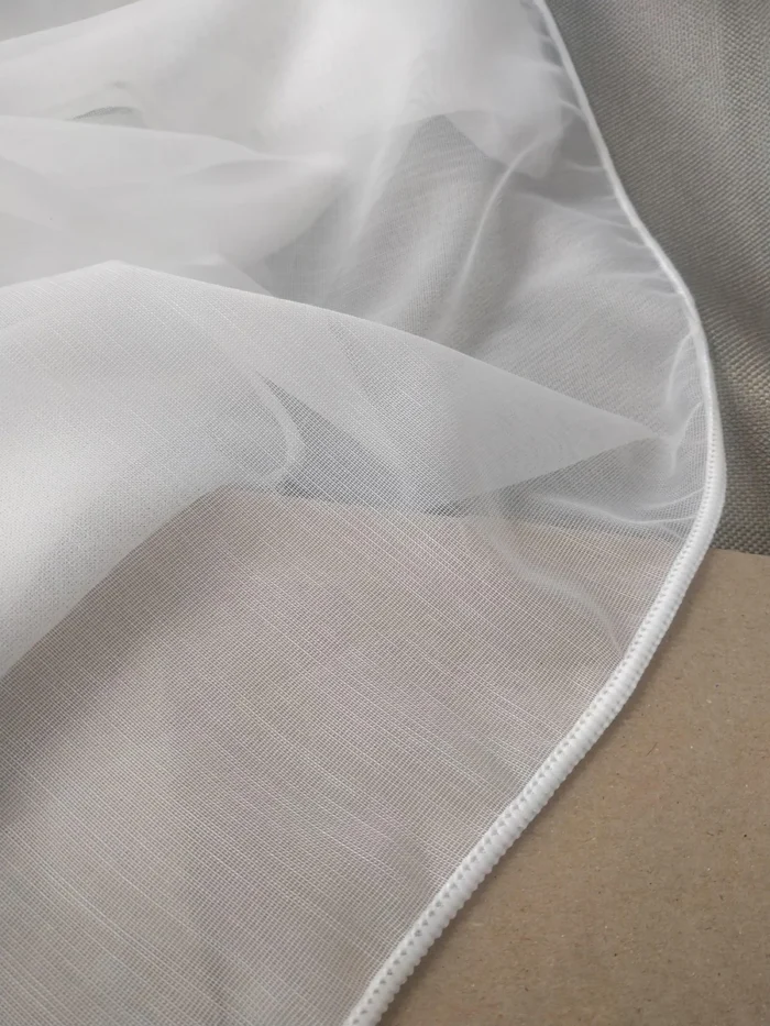 Ekru beyaz düz mutfak tül perdesinin pürüzsüz dokusu arasından süzülen güneş ışığının, mutfakta yarattığı ferah, sıcak ve inci ışıltılı aydınlık