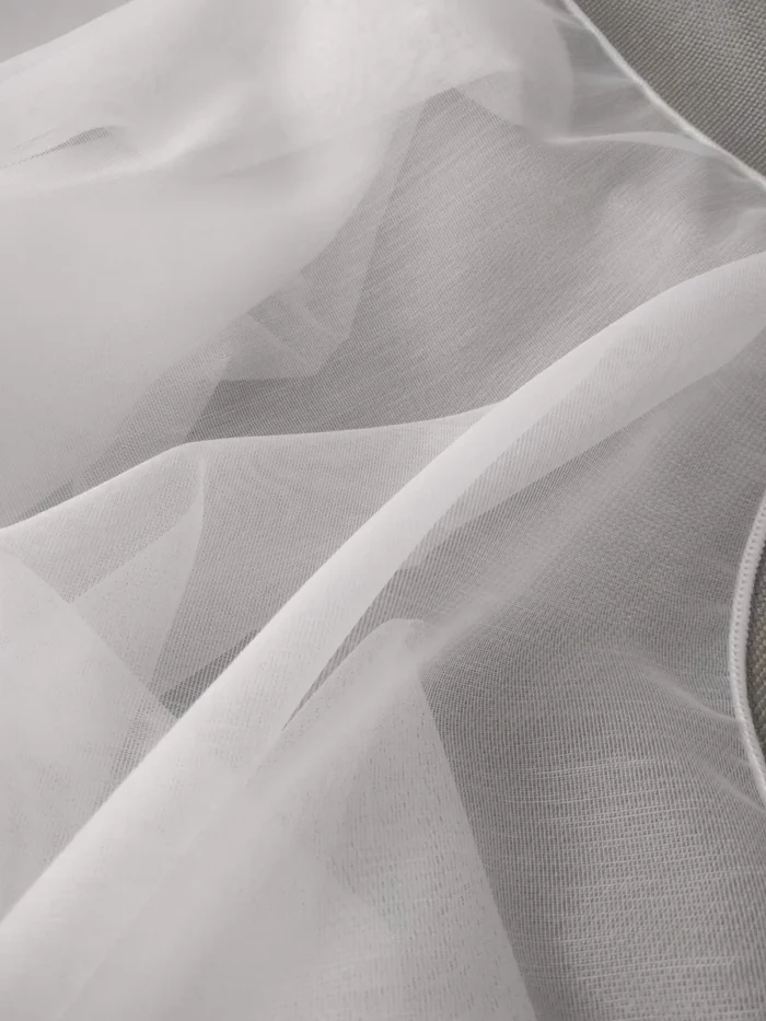 Desensiz ve mat yüzeyiyle dikkat çeken ekru tülün yakın plan çekimi; mutfaklar için ipeksi yumuşaklıkta ve ütü istemeyen yüksek kumaş kalitesi