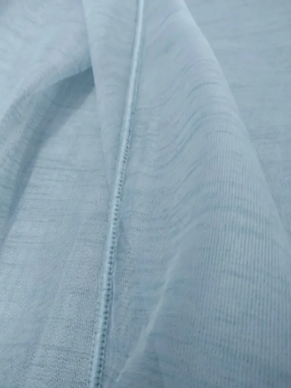 Doku Detayı: "Doğal lif efektli açık mavi keten kumaşın mat yüzeyini ve kaliteli dokumasını sergileyen yakın plan çekimi; mutfaklar için leke gizleyen rüstik tekstür."