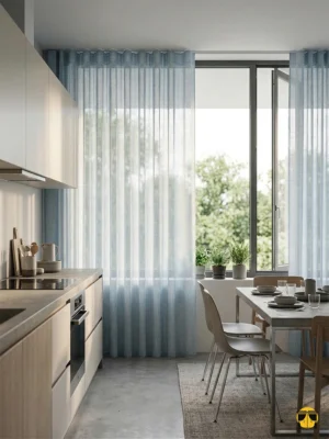 Mutfak Tasarımı: "Beyaz mutfak dolapları ve ahşap detaylarla dekore edilmiş modern bir mutfakta, pencerelere ferahlık ve naif bir derinlik katan açık mavi keten tül perde tasarımı."