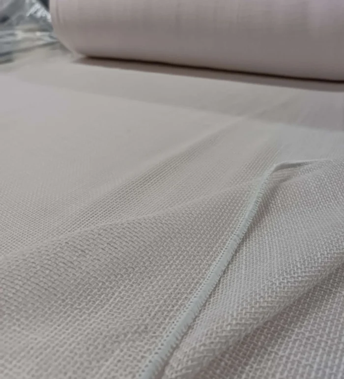 Doğal kalın keten dokuma teknolojisinin sağladığı tok lif yapısını ve pastel pembe yüzeyi sergileyen yakın plan çekimi; mutfaklar için dayanıklı ve şık rüstik tekstür