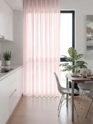 Antrasit mutfak dolapları önünde yumuşak bir denge oluşturan, dökümlü yapısı ve pastel tonuyla mutfağa 'bohem' şıklığı katan kaliteli keten tül perde sergisi