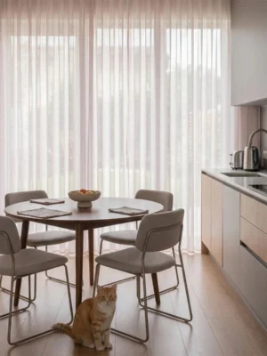 Ağır dökümü sayesinde rüzgarda formunu bozmayan, ütü gerektirmeyen ve modern bir zarafet sunan kaliteli açık pembe kalın keten mutfak perdesi detayı