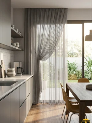 Kontrast ve Stil: "Beyaz mutfak dolapları önünde asil bir kontrast oluşturan, gün ışığını füme bir filtreyle içeri alan kaliteli dökümlü zırh tül perde sergisi."