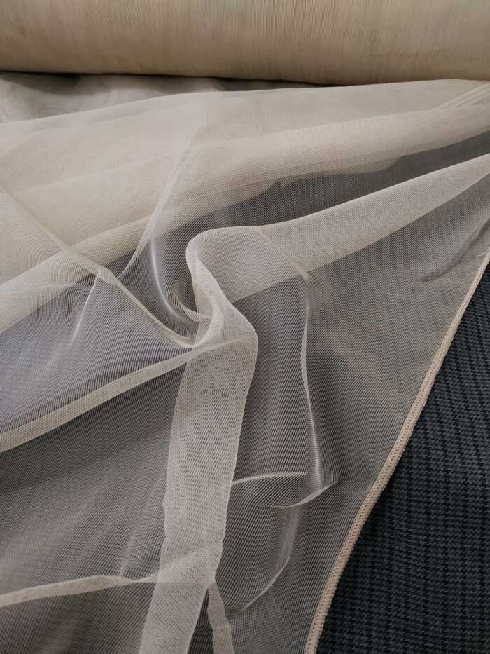 Modern bir mutfakta, gün ışığını yumuşatarak içeri alan ve leke gizleyen tonuyla ön plana çıkan kaliteli dökümlü bej tül perde sergisi