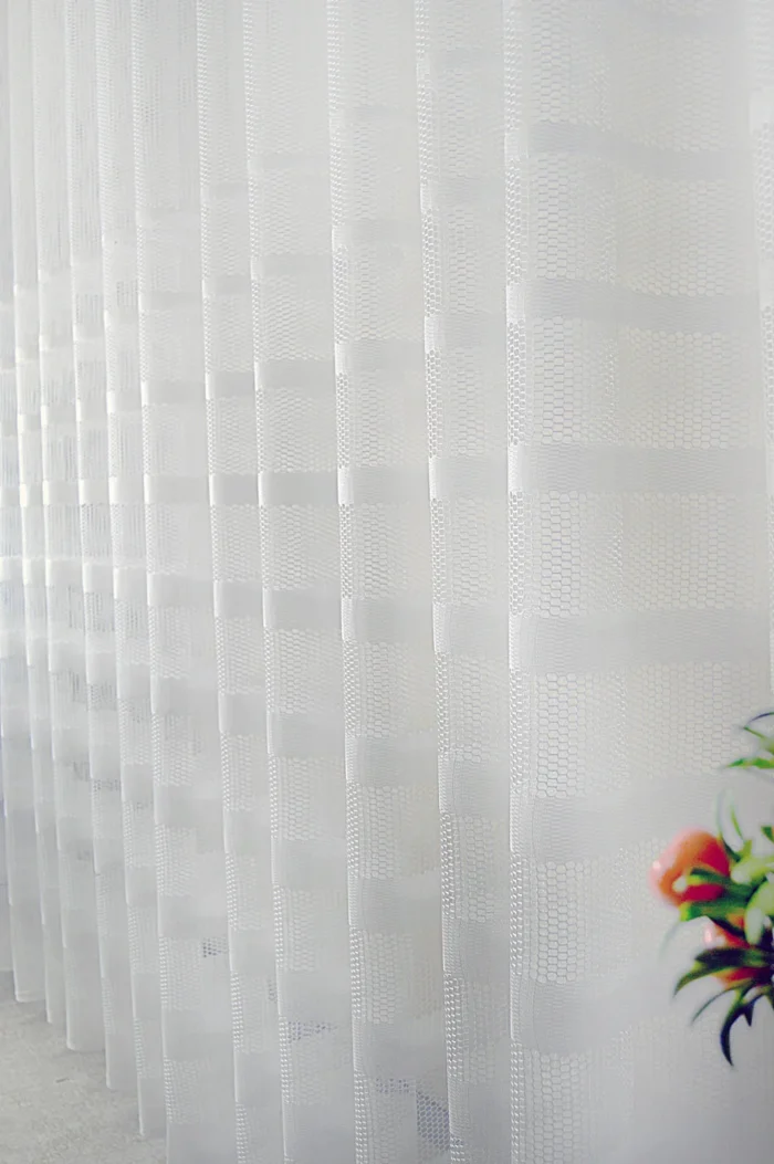 Modern bir mutfakta, gün ışığını parçalayarak dağıtan ve yemek kokularını hapsetmeyen gözenekli yapıya sahip kaliteli beyaz file tül perde sergisi