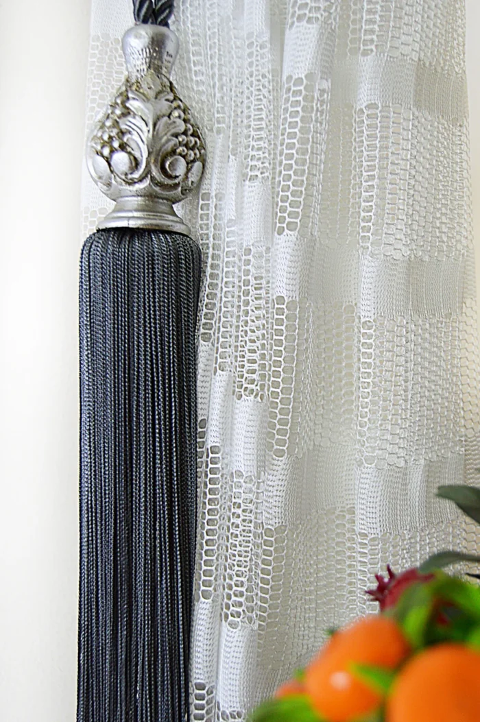 Renkli mutfak dolapları ve mermer tezgahla uyum sağlayan, dikey hatları sayesinde ferah bir görünüm sunan şeritli beyaz file tül perde tasarımı