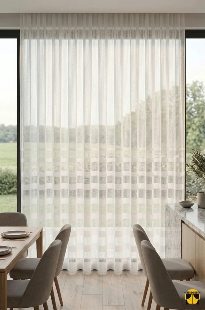 Modern bir mutfakta, gün ışığını parçalayarak dağıtan ve yemek kokularını hapsetmeyen gözenekli yapıya sahip kaliteli beyaz file tül perde sergisi