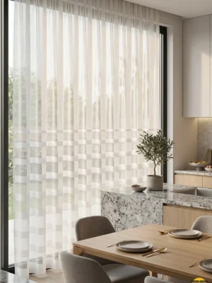 Modern bir mutfakta, gün ışığını parçalayarak dağıtan ve yemek kokularını hapsetmeyen gözenekli yapıya sahip kaliteli beyaz file tül perde sergisi