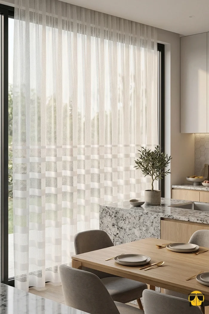 Modern bir mutfakta, gün ışığını parçalayarak dağıtan ve yemek kokularını hapsetmeyen gözenekli yapıya sahip kaliteli beyaz file tül perde sergisi