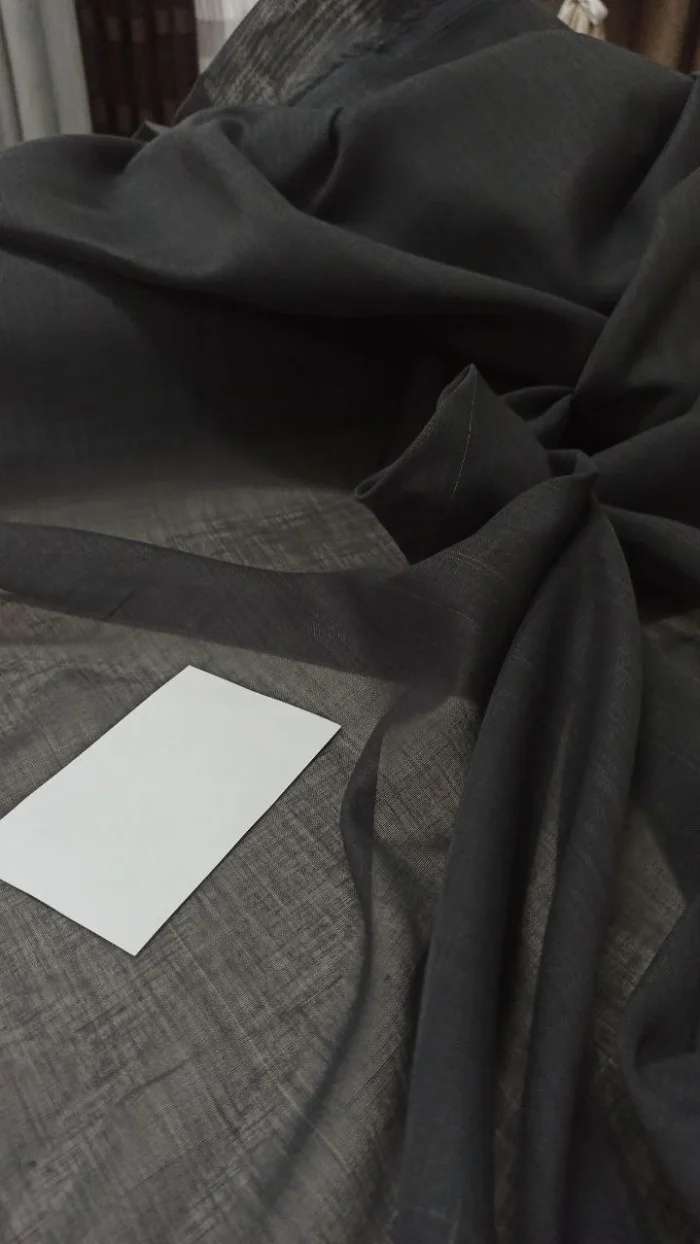 Duman gri düz keten mutfak tül perdesinin doğal gözenekleri arasından süzülen güneş ışığının, mutfakta yarattığı modern, puslu ve karizmatik aydınlık