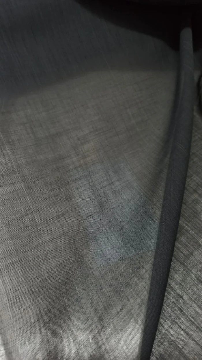 Doğal lif efektli duman gri keten kumaşın mat yüzeyini ve kaliteli dökümünü sergileyen yakın plan çekimi; mutfaklar için leke gizleyen rüstik tekstür.