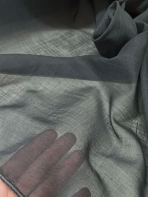 nox beyaz eşyalar ve antrasit dolaplarla uyum sağlayan, dökümlü yapısı sayesinde mutfağa modern bir derinlik katan duman gri keten tül perde tasarımı