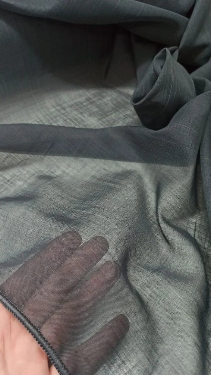 nox beyaz eşyalar ve antrasit dolaplarla uyum sağlayan, dökümlü yapısı sayesinde mutfağa modern bir derinlik katan duman gri keten tül perde tasarımı