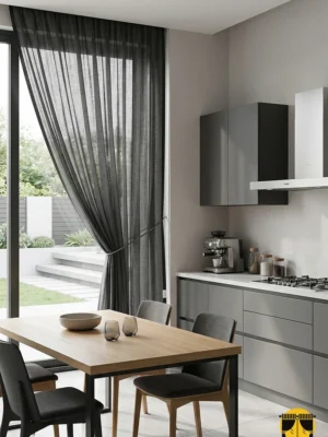 Ağır dökümü sayesinde rüzgarda zarifçe süzülen, ütü gerektirmeyen ve modern bir endüstriyel şıklık sunan kaliteli duman gri mutfak perde detayı.