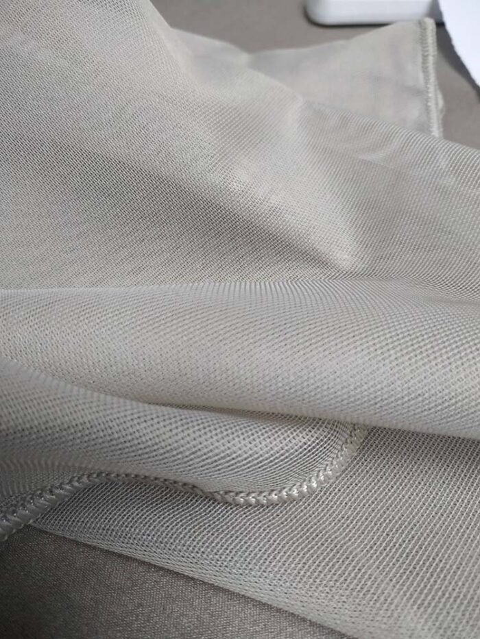 Desensiz ve mat yüzeyiyle dikkat çeken sütlü kahve tülün yakın plan çekimi; mutfaklar için leke gizleyen ve ütü istemeyen yüksek kumaş kalitesi