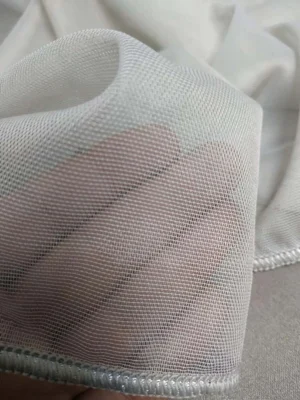 Beyaz mutfak dolapları ve ahşap tezgahla uyum sağlayan, dökümlü yapısı sayesinde mutfağa sıcak bir derinlik katan düz sütlü kahve tül perde tasarımı