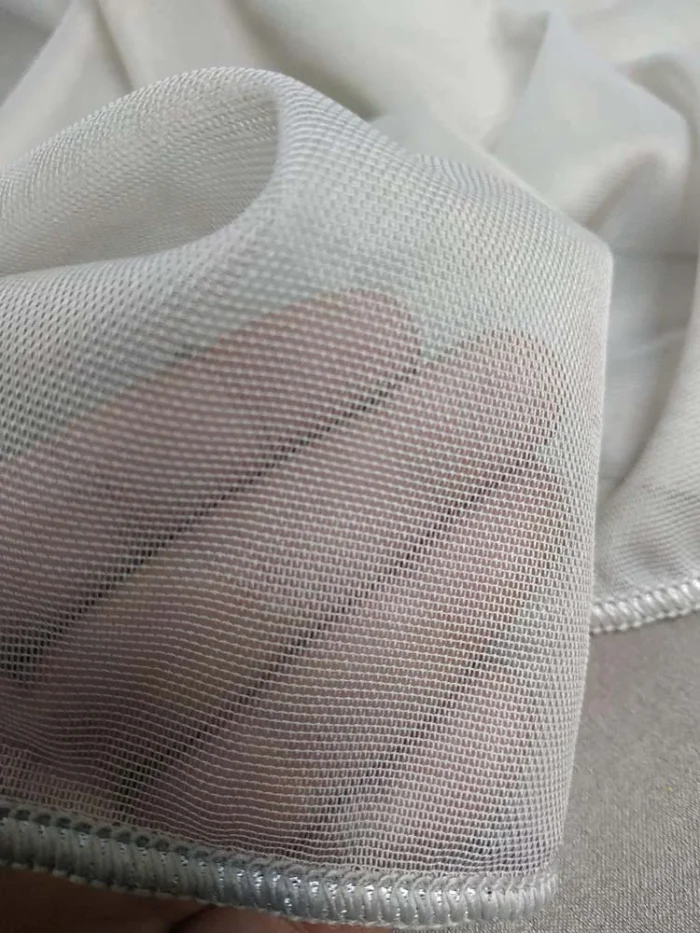 Beyaz mutfak dolapları ve ahşap tezgahla uyum sağlayan, dökümlü yapısı sayesinde mutfağa sıcak bir derinlik katan düz sütlü kahve tül perde tasarımı