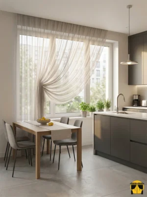 Modern bir mutfakta, gün ışığını yumuşatarak içeri alan ve her tarza uyum sağlayan kaliteli dökümlü sütlü kahve tül perde sergisi