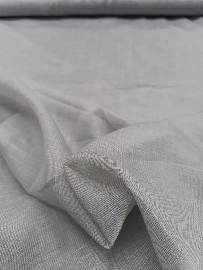 Işık ve Atmosfer: "Kiremit rengi Diamond fon perdenin mikro dokusu arasından süzülen ışığın, oda içerisinde yarattığı sıcak, enerjik ve gün batımı tonlarındaki huzurlu aydınlık."