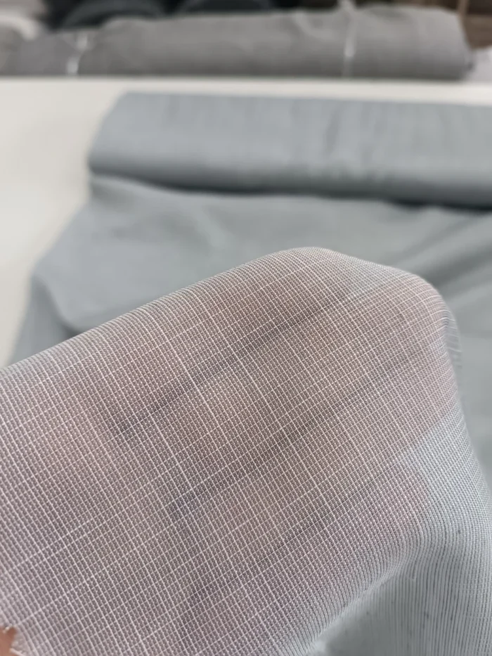 Mekan Tasarımı: "Antrasit mobilyalar ve gold aksesuarlarla dekore edilmiş modern bir salonda, pencerelere sıcak bir odak noktası katan kiremit rengi Diamond fon perde tasarımı."