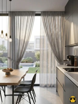 Kontrast ve Stil: "Ekru tül perdeler önünde canlı bir kontrast oluşturan, dökümlü yapısı sayesinde birer mimari sütun gibi muntazam inen kiremit fon perde sergisi."